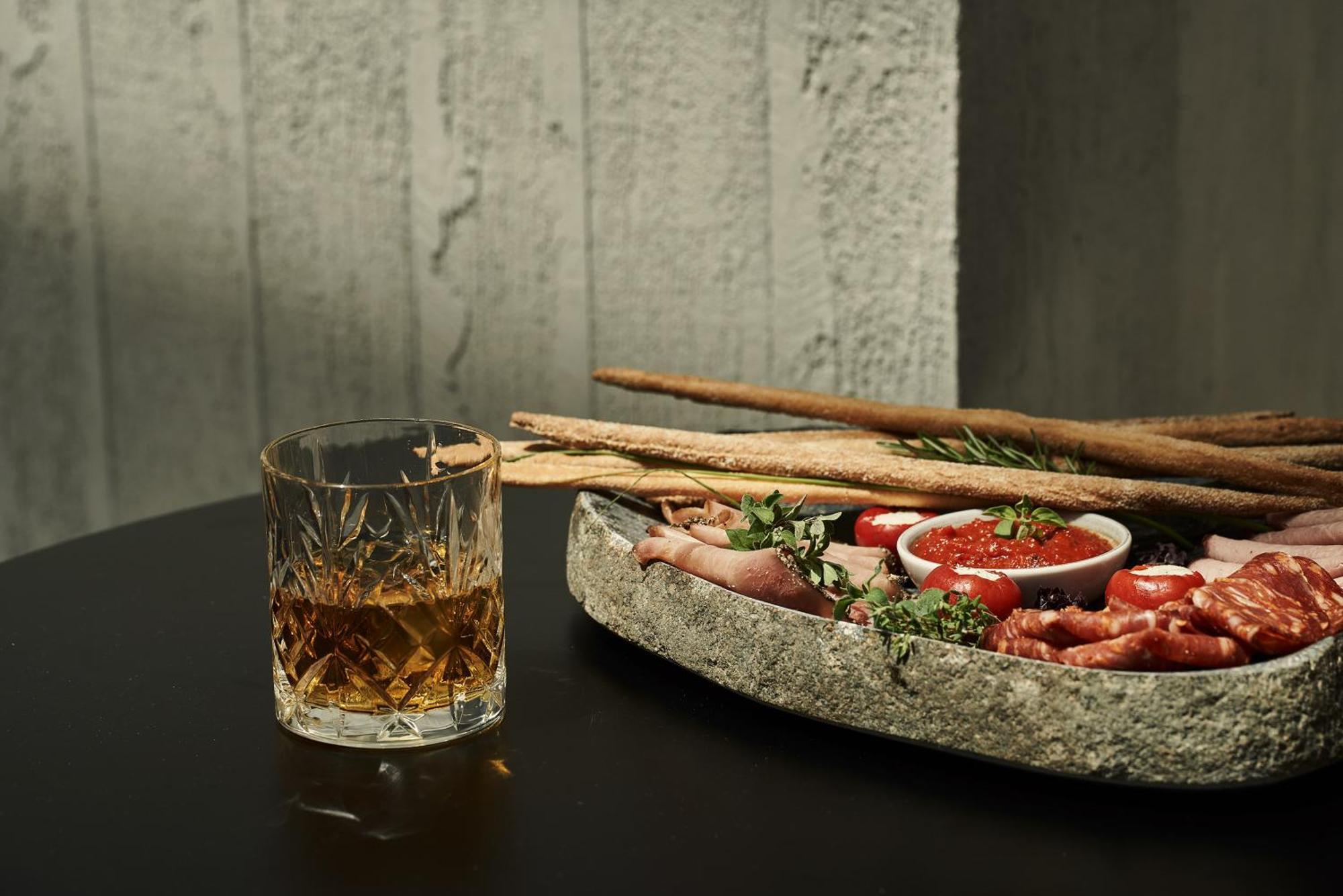 Hotel The Newel Psychiko Atenas Exterior foto A glass of grappa